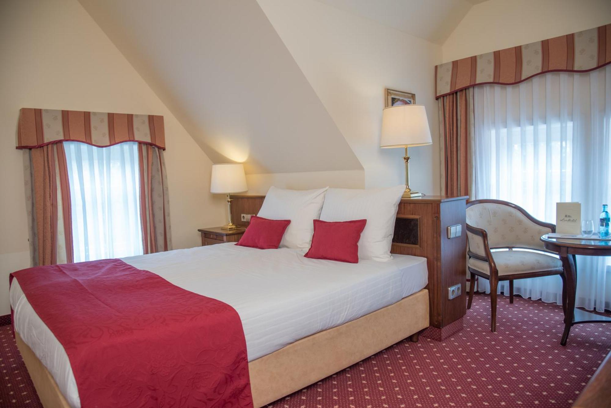 Landhotel Zum Hessenpark Neu-Anspach Exterior photo